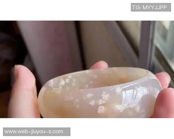 少林足球灵感打造的樱花玛瑙手镯展现独特魅力与文化传承